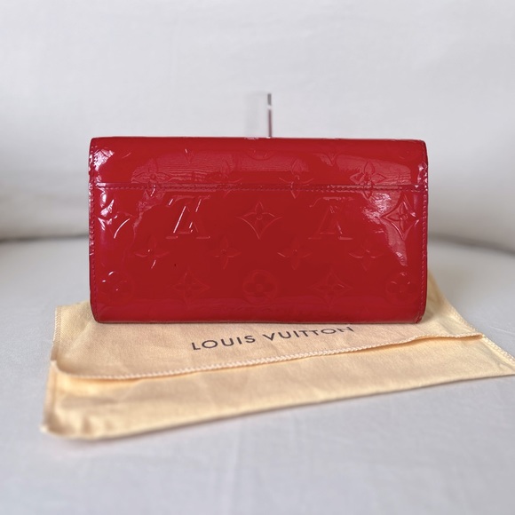 Authentic Louis Vuitton Red Vernis Sarah Wallet on Chain - Picture 2 of 15